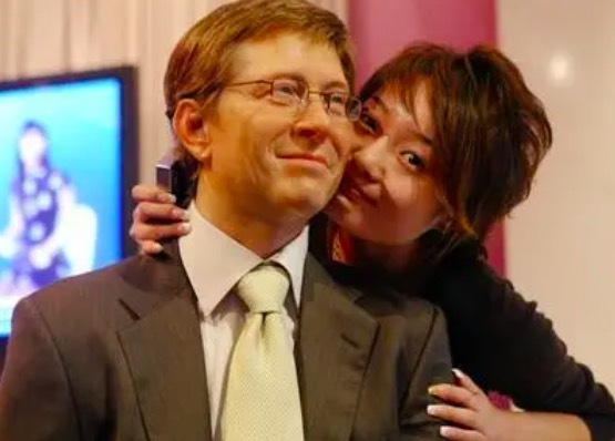 盖茨再爆婚外情！与20岁俄天才美女有染 淫魔富豪爱泼斯坦曾与她交往
