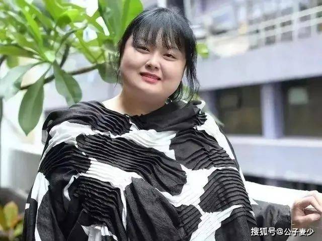 前TVB女星陈嘉佳在内地吃路边摊 38岁体重270斤认不出上海3套豪宅仍单身