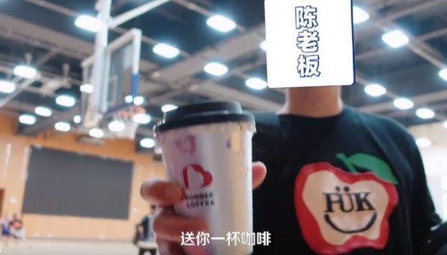 张子萱晒与陈赫不打码照 眯眼贴头夫妻相足