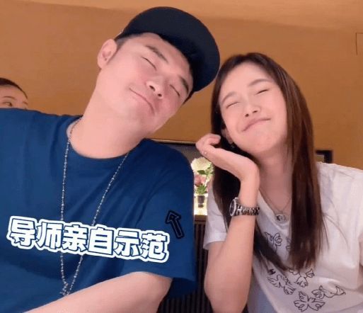 张子萱晒与陈赫不打码照 眯眼贴头夫妻相足