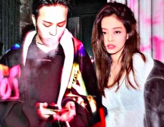 金泰亨Jennie牵手漫步 沉默情侣组再上一分！