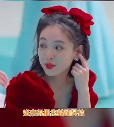 吴倩张嘉倪抱团取暖 吴倩小心翼翼的样子好心疼