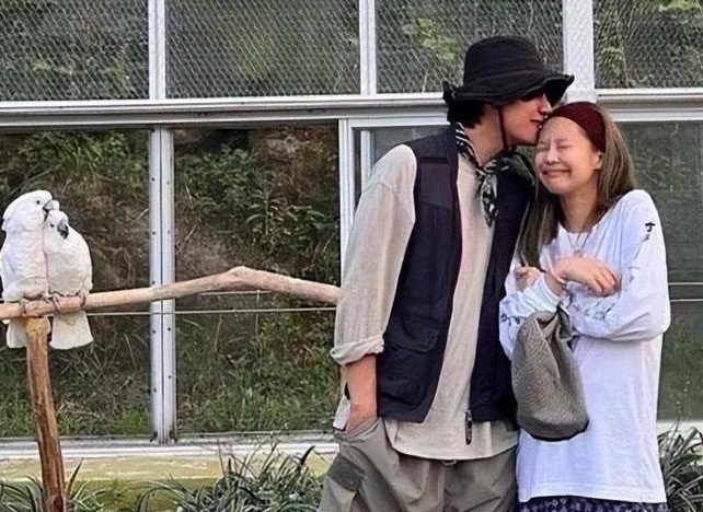 金泰亨Jennie牵手漫步 沉默情侣组再上一分！