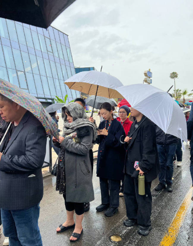 周冬雨雨中排队去看电影 和刘昊然对视甜笑好害羞