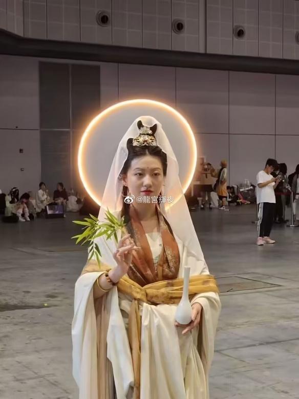 哈哈哈！上海漫展惊现“女菩萨” CP29漫展是什么