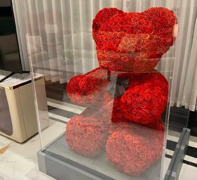 谈恋爱了？王诗龄520收到巨型玫瑰熊价值10万 网友：少了童真，越来越暴发户味了！