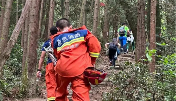 赵公山一游客登山途中突发心脏病