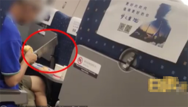 老人高铁上用菜刀削苹果铁路对此做出回应