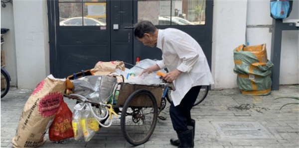 老伴走后第2天浙大老教师又去捡垃圾