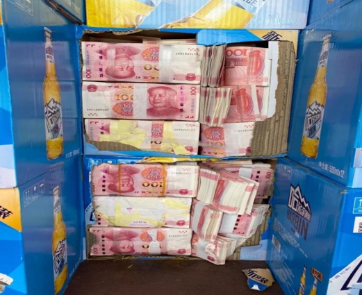 昆明海关查验啤酒箱发现1399万现金