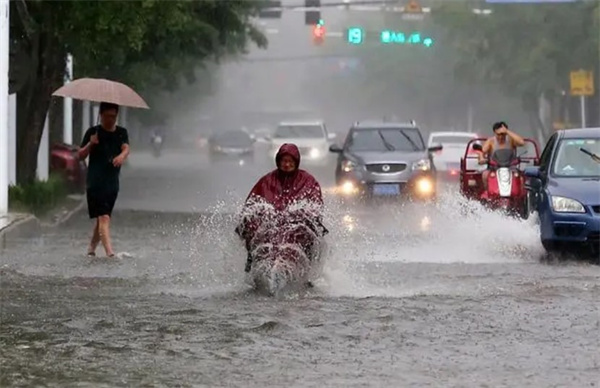 广东连下大暴雨 有人室内钓鱼