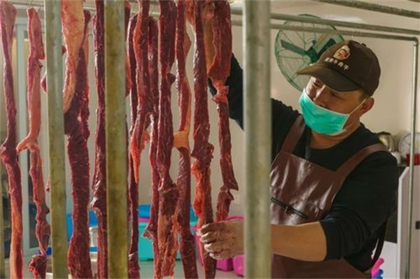 女子买1根牛肉干店员塞5根的量
