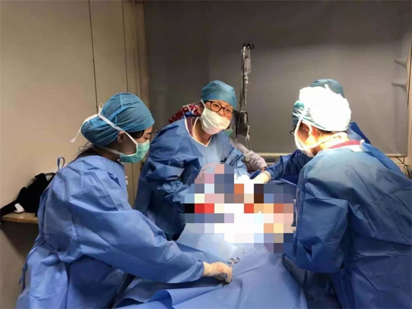 家属称剖宫产时孩子大腿被掰骨折