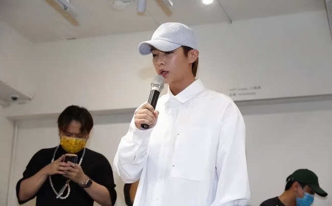 炎亚纶崩溃痛哭坚称未强迫 炎亚纶邱耀乐曾经的聊天记录流出！