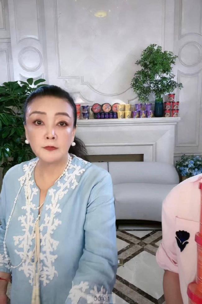 张兰直播间边吃瓜边卖瓜 还和汪小菲连线直播