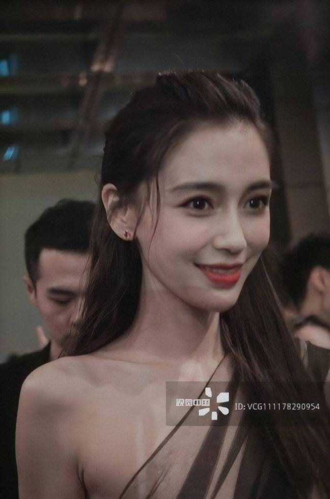 “生图杀手”的称号名不虚传！六公主拍的Angelababy 怼脸镜头也丝毫不在怕的！