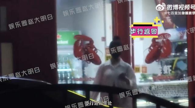 刘些宁何与恋情曝光！ 两人贴耳热聊男方还摸女方脖颈