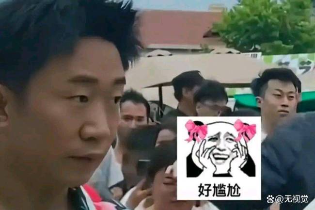 杨迪工作人员开道被怼：路又不是你家的 杨迪表情好尴尬啊！