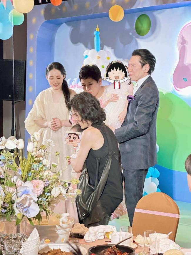 向佐郭碧婷为二胎儿子办周岁宴 祖孙三代同框画面温馨