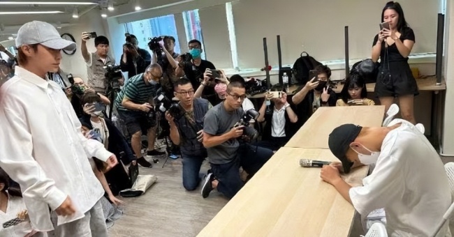 炎亚纶崩溃痛哭坚称未强迫 炎亚纶邱耀乐曾经的聊天记录流出！