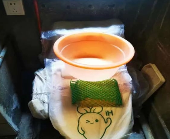 住漂亮老房子上海阿婆却苦不堪言:上厕所都要撑伞