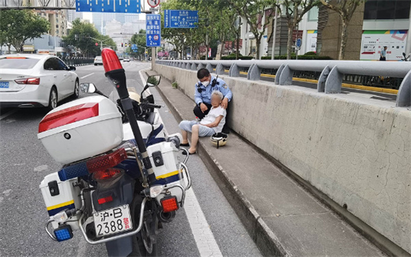 媒体:阿尔茨海默老太误入隧道上海民辅警合力救其脱险