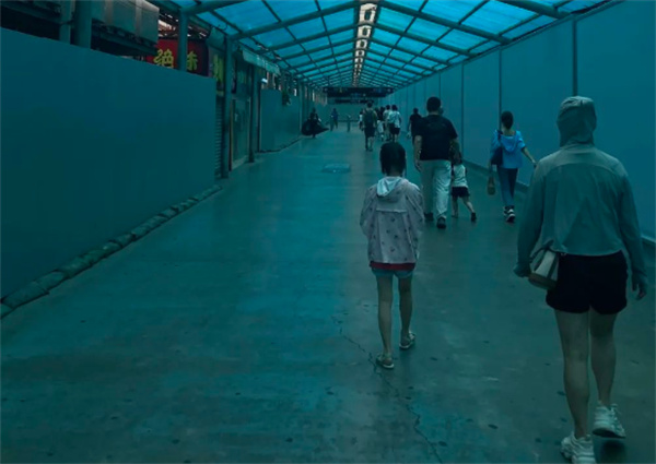 上海某地铁站换乘通道“临时”十多年