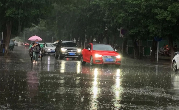 应急管理局回应暴雨冲走两人