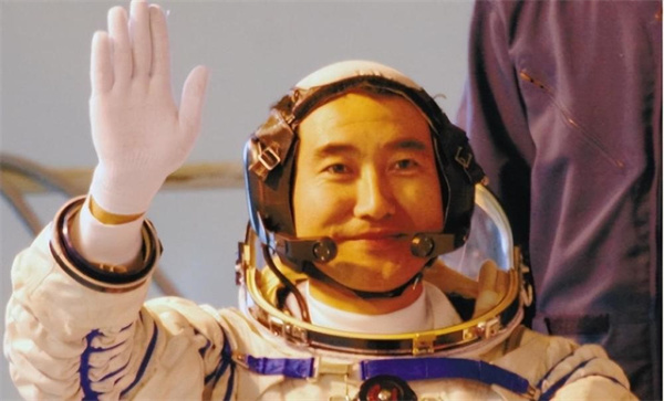 15年景海鹏终于实现太空漫步