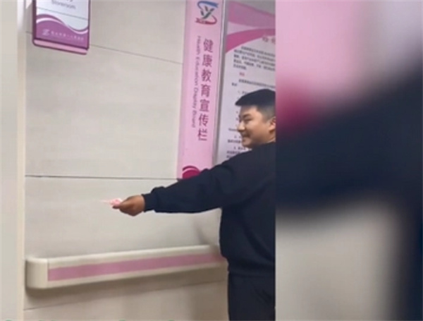 丈夫用现金奖励妻子产后恢复