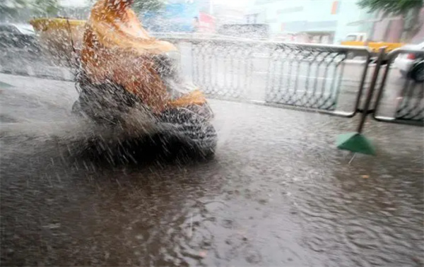 上海遭遇暴雨袭击