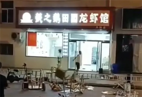 龙虾店老板深夜崩溃砸店