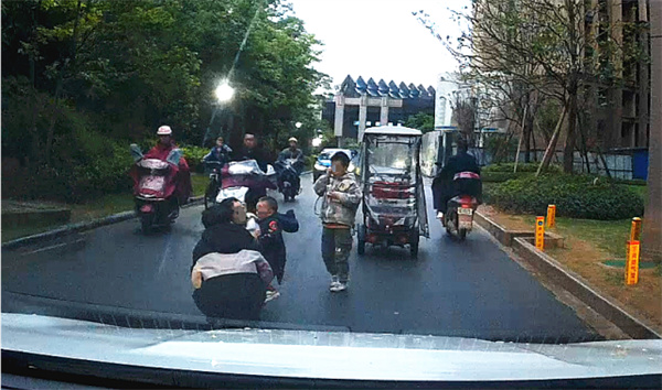 男子开三轮车上高速被拦