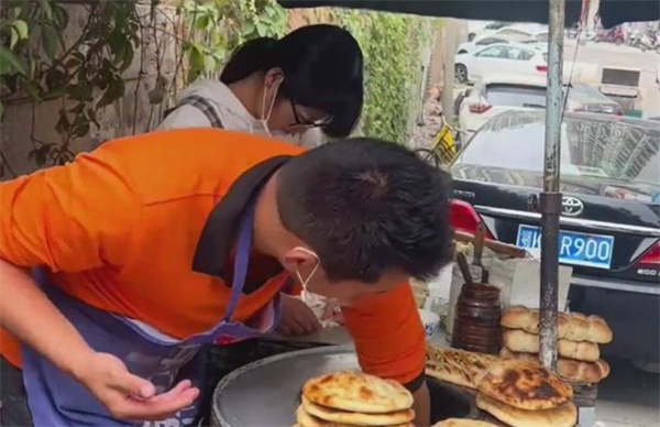 烧饼店主说店铺被人两次投毒