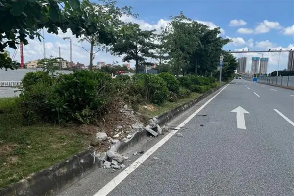 男子边开车边打电话