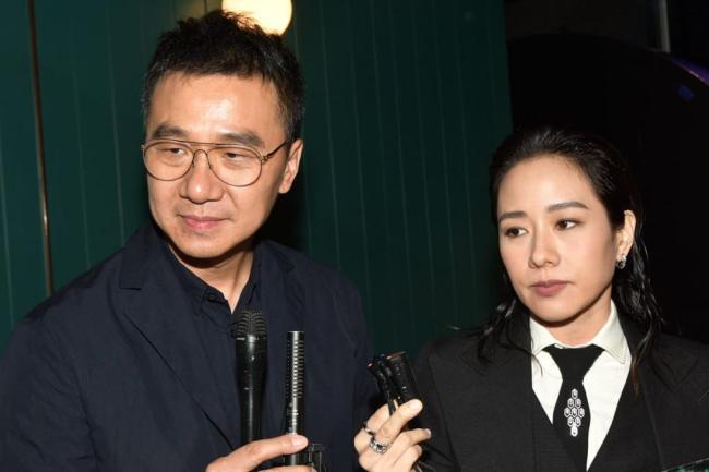 44岁林嘉欣发文宣布离婚 结婚12年育有两女，港媒指二人有金钱纠纷