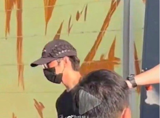 尚未前往医院治疗！刘耀文眼睛红肿近48小时 粉丝忍不住向公司维权，回应：没有问题！