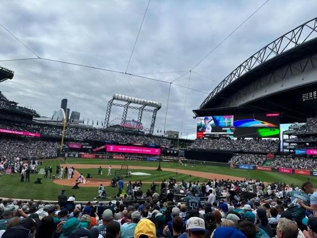 杨紫晒观看MLB全明星赛的照片 比耶超可爱