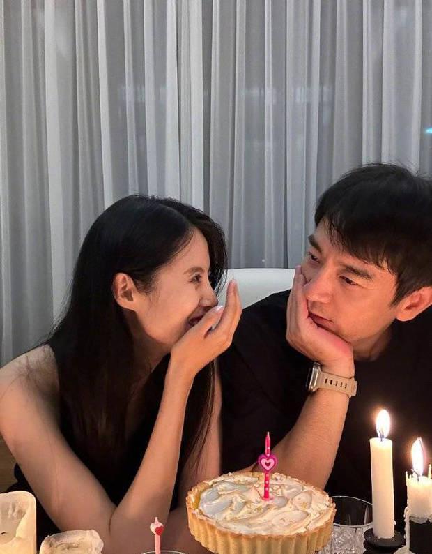 李光洁晒照为妻子庆生 夫妻俩共享烛光晚餐超浪漫