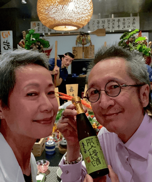 叶童与老公庆祝结婚35周年 对镜灿笑恩爱如初