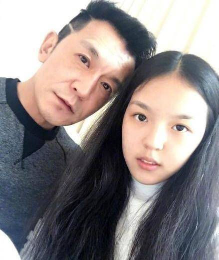 李咏女儿将出道！哥伦比亚大学毕业精通5国语言，小时候曾被吐槽长的太丑