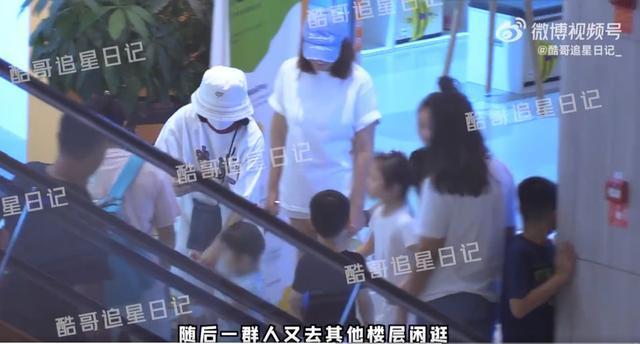 谢娜带三个孩子逛商场 保姆司机陪伴左右，三个女儿全是大长腿