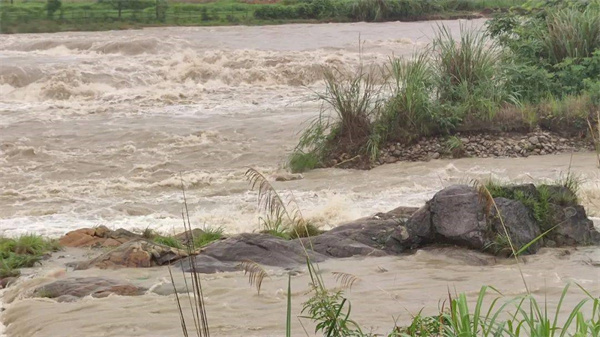 直击京津冀强降雨 局地山洪爆发 真的有山洪吗