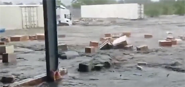 北京暴雨集配站被淹 快递货车被冲跑 北京为何出现暴雨