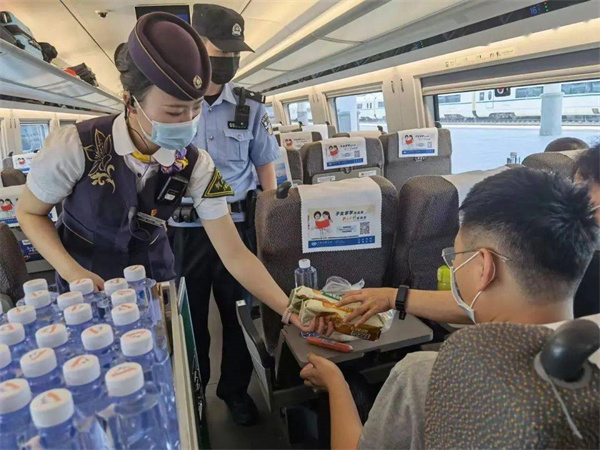 乘客因降雨滞留列车30小时