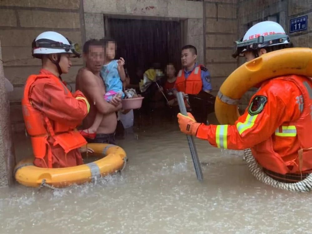 暴雨亲历者称父亲被冲走人也没了