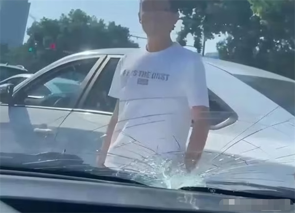 孕妇开车被路怒男子强行砸车