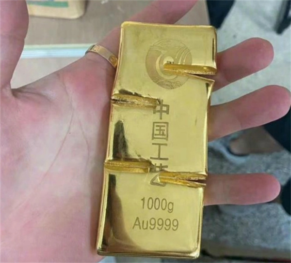 男子把买房送的1000克黄金卖了45万