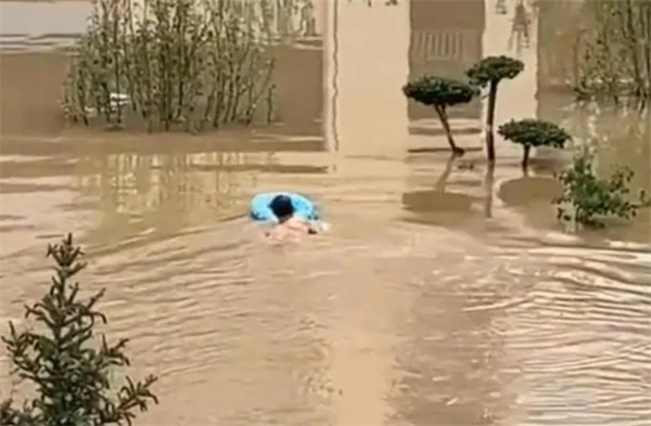 河北涿州一男子潜水多次为救援艇开门