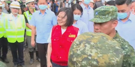蔡英文查看灾情时全程都在笑